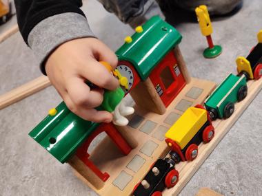 Barn leger med togskinner